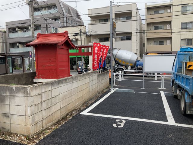 東京都目黒区原町の鳥居・祠撤去工事前の様子です。